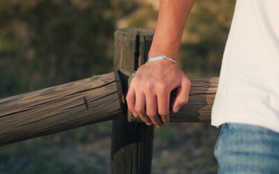 Bransoletki męskie z grawerem – jak wybrać spersonalizowany dodatek, który podkreśli charakter i styl?