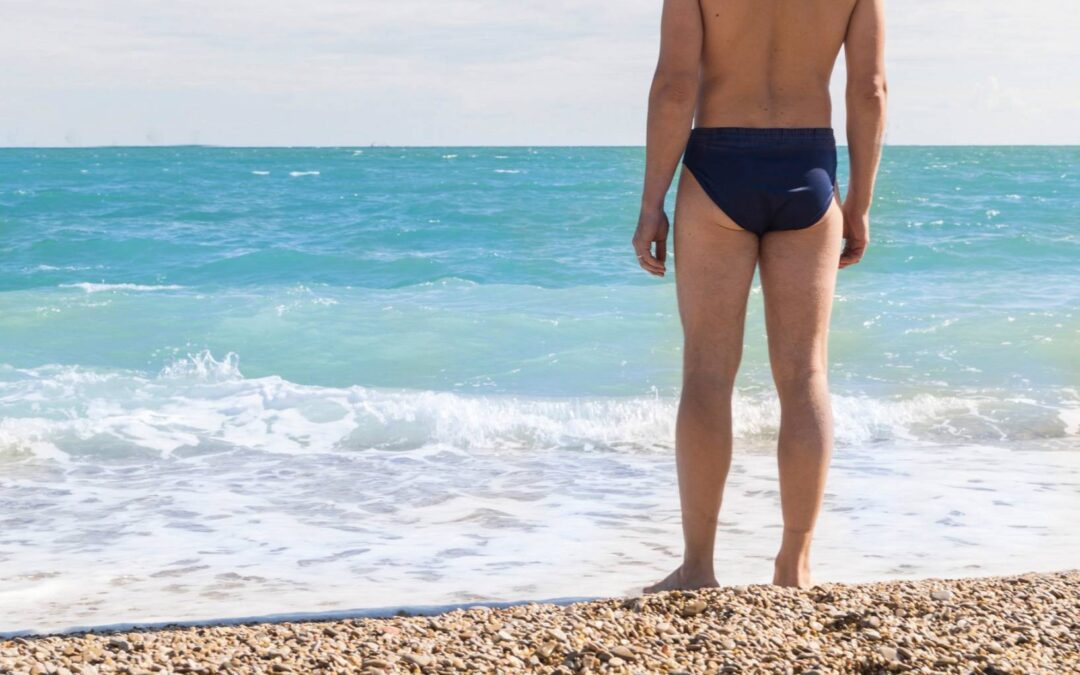 Męski strój na basen: dylemat między klasyką a nowoczesną technologią. Co wybrać, by pływać szybciej i wygodniej?