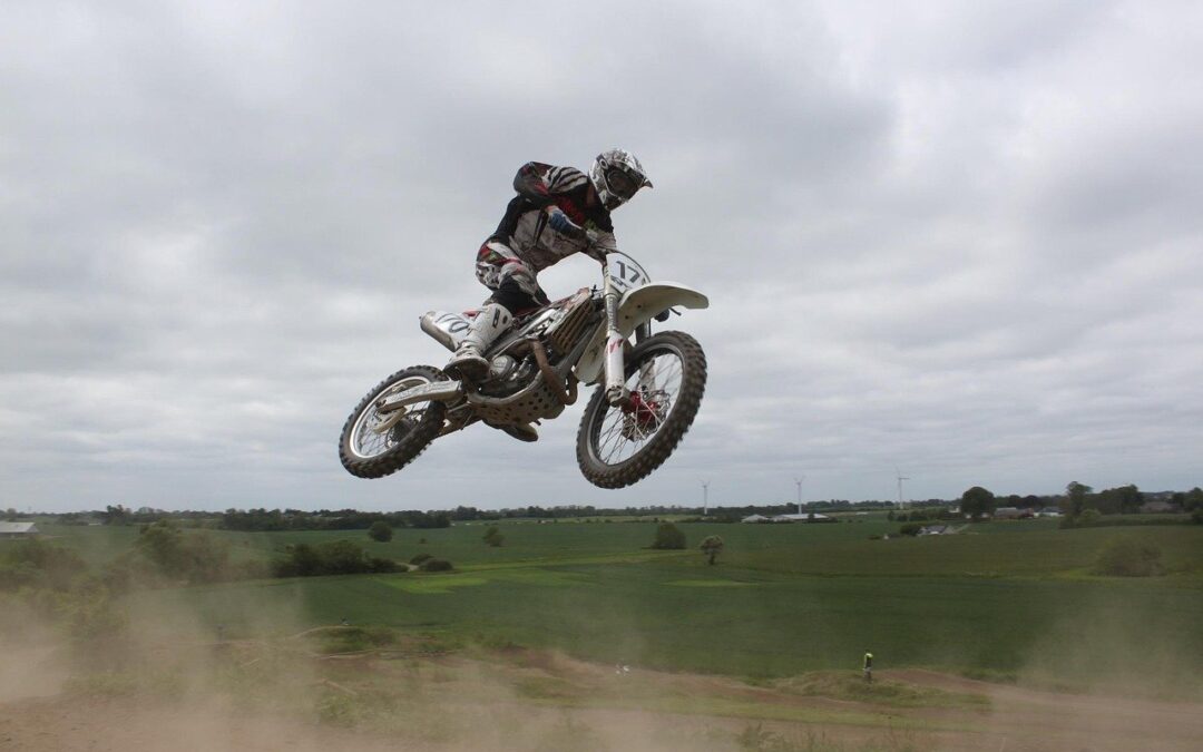 Adrenalina poza asfaltem – jak przygotować dłonie do ekstremalnej jazdy off-road?